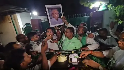 लालू प्रसाद यादव का 79वाँ जन्मदिन: राबड़ी आवास पर ढोल-नगाड़े, कार्यकर्ताओं ने केक काटकर मनाया जश्न