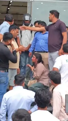नोएडा बरौला में पत्नी को मित्र के साथ देख पति भड़का, बाज़ार में मारपीट; दोनों गिरफ्तार