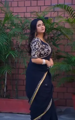 पवन सिंह और नीलम गिरी के गानों पर थिरकीं त्रिशा कर मधु, सोशल मीडिया पर खूब देखा जा रहा वीडियो