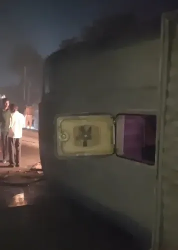 पीलीभीत में तेज रफ्तार डबल डेकर बस पलटने से 24 श्रमिक घायल: जानिए पूरी घटना