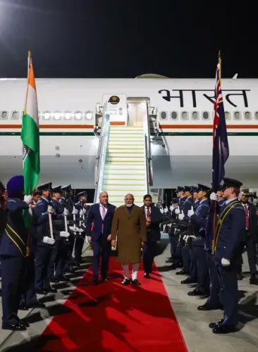 पीएम मोदी का न्यूजीलैंड दौरा शुरू, प्रधानमंत्री लक्सन ने एयरपोर्ट पर गर्मजोशी से किया स्वागत