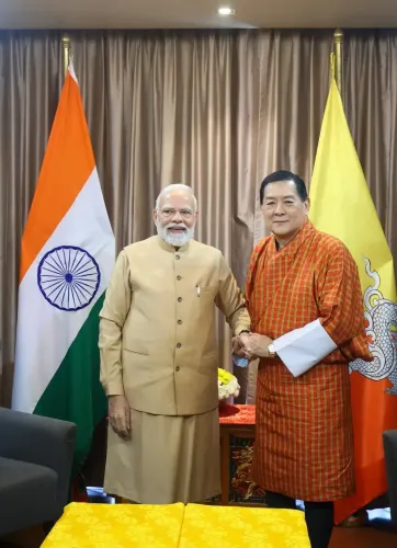 क्या पीएम मोदी ने भूटान के चौथे नरेश से मुलाकात की और वैश्विक शांति प्रार्थना महोत्सव में भाग लिया?