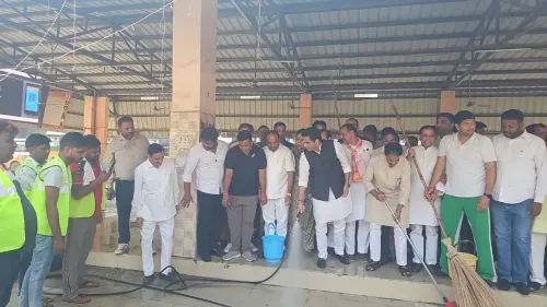 मोदी के जन्मदिन पर गौतमबुद्ध नगर में BJP का सेवा संकल्प दिवस, सांसद ने बाँटे फल, विधायक ने लगाई झाड़ू
