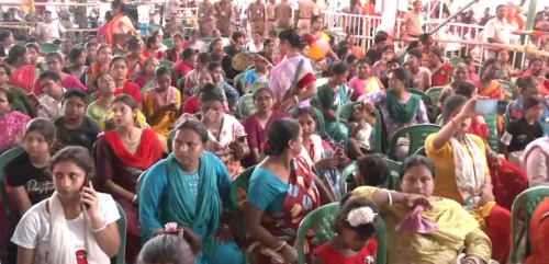 बांग्ला में लिखी किताब PM मोदी को तोहफा: बारुईपुर रैली में उमड़ा जनसैलाब