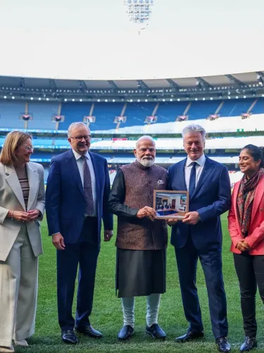 मेलबर्न में PM मोदी ने स्टीव वॉ को भेंट की 20 साल पुरानी फ्रेम्ड तस्वीर, गुजरात दौरे की है यादगार