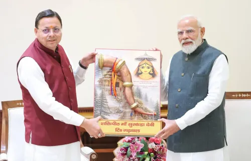 सीएम धामी की पीएम मोदी से भेंट: मां सुरकंडा देवी की प्रतिकृति भेंट की गई