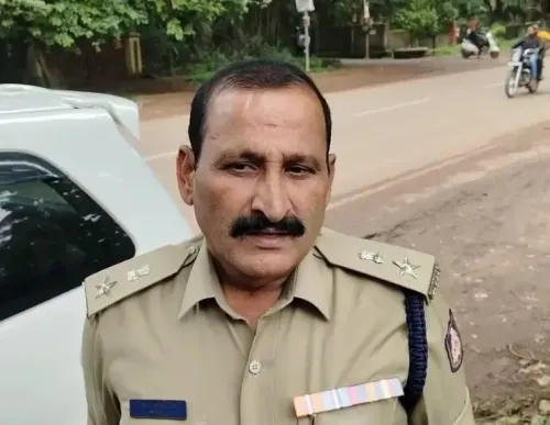 क्या कर्नाटक के मुख्यमंत्री ने पुलिस अधिकारी को अपमानित किया?