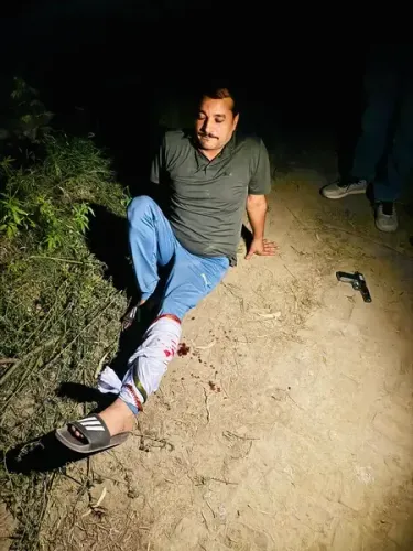 पुलिस टीम और बदमाशों में मुठभेड़, एक आरोपी के पैर में लगी गोली 