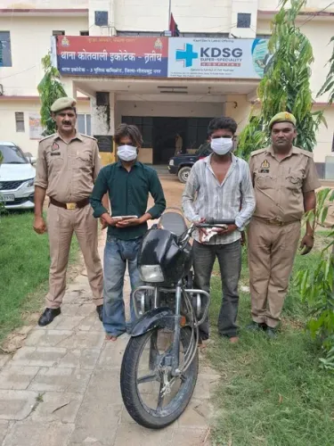 ग्रेटर नोएडा: इकोटेक-3 पुलिस ने दो बदमाशों को दबोचा, चोरी की बाइक, तमंचा और चाकू बरामद
