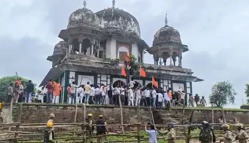 What Led to the Political Turmoil in UP After Vandalism of a Tomb?