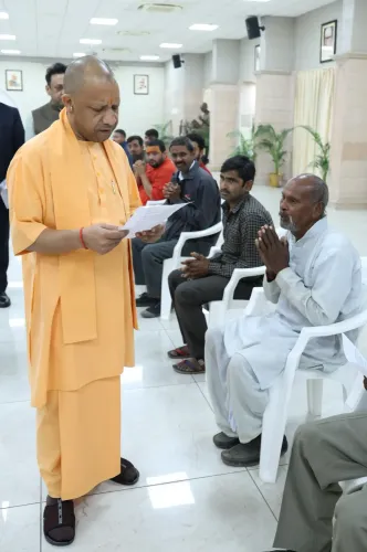 क्या यूपी के मुख्यमंत्री योगी ने फरियादियों से मिलकर उनकी समस्याओं का समाधान किया?