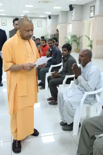 यूपी : फरियादियों से मिले मुख्यमंत्री योगी, बोले- सुरक्षा और सम्मान के लिए संकल्पित है सरकार