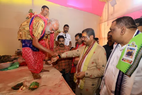 Pradhan Seeks Blessings at Durga Puja Pandals in Odisha