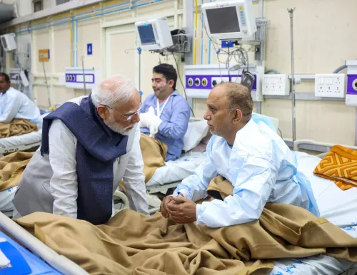 क्या प्रधानमंत्री मोदी भूटान से लौटते ही एलएनजेपी अस्पताल पहुंचे और घायल लोगों से मिले?