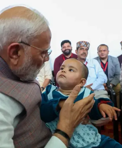 प्रधानमंत्री मोदी का हिमाचल दौरा, त्रासदी में अनाथ हुई 11 महीने की नीतिका से मिले