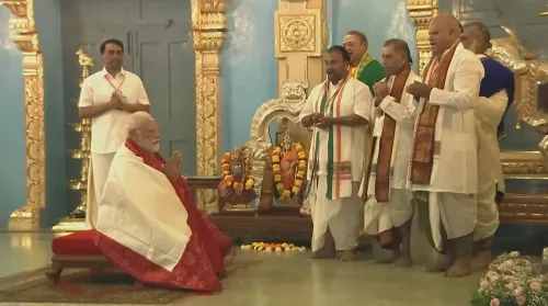 क्या प्रधानमंत्री मोदी ने पुट्टपर्थी में श्री सत्य साईं बाबा के पवित्र श्राइन और महासमाधि पर पूजा की?