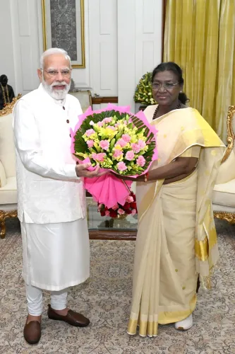 क्या प्रधानमंत्री मोदी ने राष्ट्रपति द्रौपदी मुर्मू और उपराष्ट्रपति सीपी राधाकृष्णन से दीपावली पर मुलाकात की?