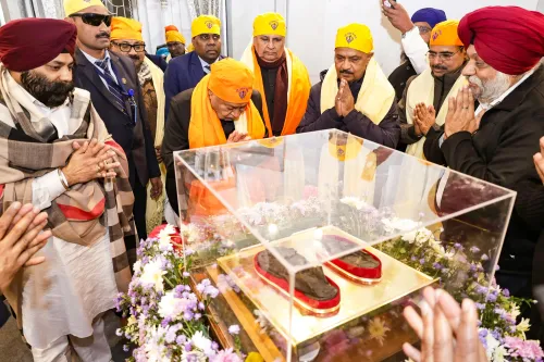 Did Nitish Kumar Bow in Reverence at Patna Sahib Gurdwara During Prakash Parv?
