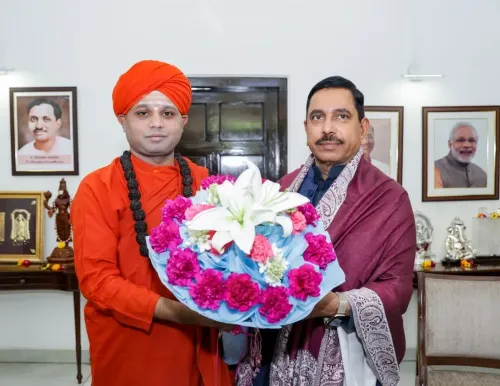 Pralhad Joshi receives Bhovi Gurupitha Jagadguru at Delhi residence
