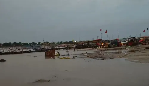 क्या प्रयागराज में गंगा का जलस्तर बढ़ने से श्रद्धालुओं और नाविकों की मुश्किलें बढ़ गई हैं?