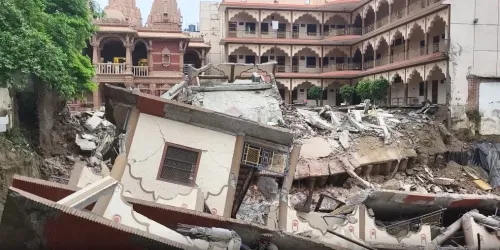 प्रयागराज: स्वामी नारायण मंदिर का हिस्सा रात को अचानक ढहा, कई लोग बाल-बाल बचे
