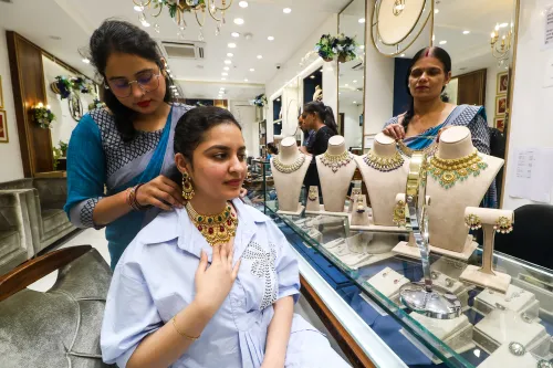 मध्य पूर्व के तनावों के बीच कीमती धातुओं में भारी गिरावट, सोने में 800 रुपए की कमी और चांदी में 2,400 रुपए का नुकसान