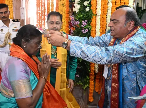 Did President Murmu Pray at Gujarat's Dwarkadhish Temple?