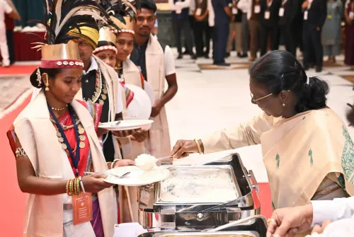 President Murmu Serves Meal to Chhattisgarh Delegation
