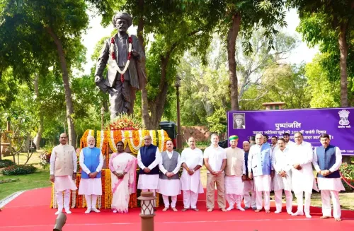 Leaders Pay Homage to Jyotirao Phule on His Birth Anniversary