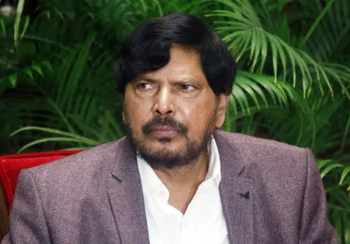 क्या पृथ्वीराज चव्हाण अच्छे आदमी हैं, केंद्र सरकार का साथ दें?: रामदास आठवले
