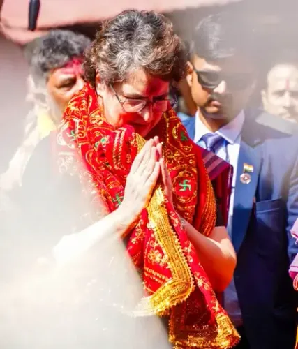 Celebrating Holi: Priyanka Gandhi and Kharge Emphasize Unity and Love