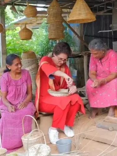 प्रियंका ने वायनाड की महिलाओं की मेहनत और कला को सराहा, बांस की टोकरी भी बनाई