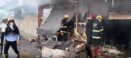 पुणे में किराना गोदाम में लगी भीषण आग, लाखों का सामान जलकर हुआ खाक