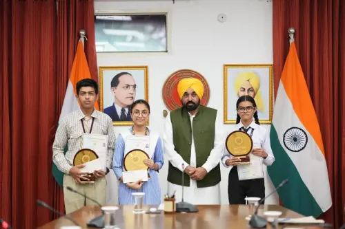 पंजाब बोर्ड 10वीं परिणाम 2026: हरलीन शर्मा ने 99.38%25 से किया टॉप, सीएम भगवंत मान ने टॉपर्स से की मुलाकात