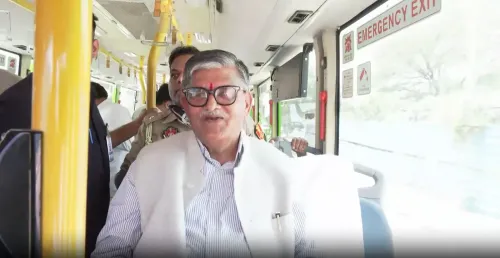 पंजाब राज्यपाल गुलाब चंद कटारिया ने छोड़ी सरकारी गाड़ी, CTU ई-बस से पहुंचे रेलवे कार्यक्रम में