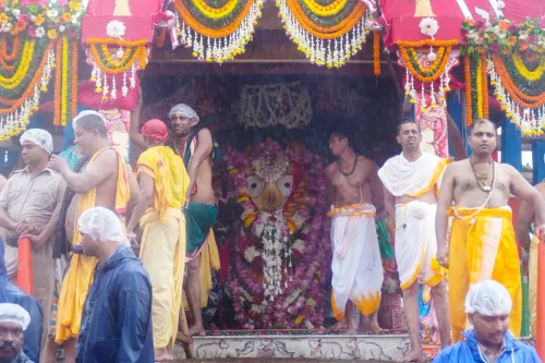 पुरी रथ यात्रा 2026: भारी बारिश में भी 8-9 लाख श्रद्धालुओं ने किए महाप्रभु जगन्नाथ के दर्शन