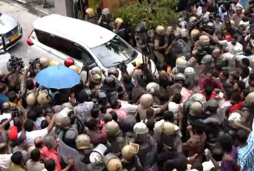 पिनाराई विजयन के आवास पर ईडी छापे के बाद सीपीआई(एम) कार्यकर्ताओं का हमला, 3 वाहन क्षतिग्रस्त