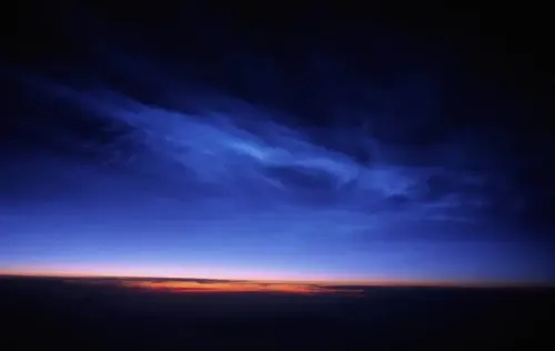 रात में चमकने वाले रहस्यमय 'नॉक्टिलुसेंट क्लाउड': सूरज डूबने के बाद भी रोशनी बिखेरते हैं