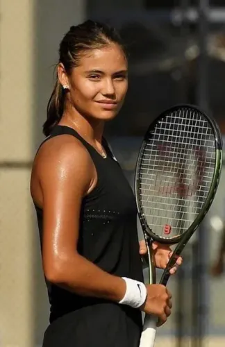 Raducanu beats Blinkova 6-0, 6-3 to reach Queen's Club second round