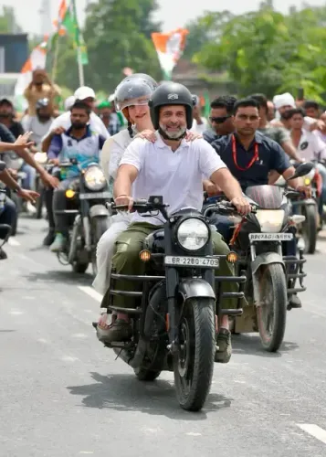 राहुल गांधी ने 'वोटर अधिकार यात्रा' में फिर चलाई बुलेट, पीछे बैठीं प्रियंका