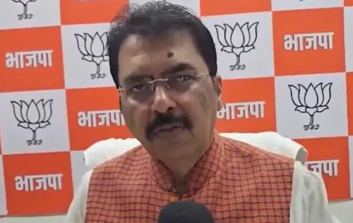 राहुल गांधी पर एफआईआर: भाजपा ने किया समर्थन, कांग्रेस बोली — दलितों और संविधान का अपमान