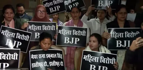 क्या राजा इकबाल सिंह का बयान अशोभनीय है, महिला पार्षदों की मांग इस्तीफा?