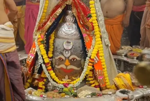 महाकाल मंदिर उज्जैन: राजा स्वरूप में सजे बाबा महाकाल, पंचामृत अभिषेक व भस्म आरती से गूंजा परिसर