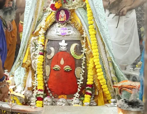 उज्जैन महाकालेश्वर मंदिर: रजत चंद्र-त्रिशूल और मुकुट से सजे बाबा महाकाल, भस्म आरती में उमड़े श्रद्धालु