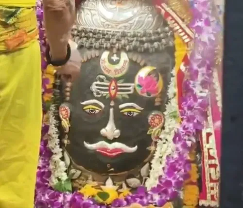 महाकाल का दिव्य राजा-स्वरूप शृंगार: रजत चंद्र, त्रिशूल और त्रिपुंड से सजे बाबा, पुरुषोत्तम मास नवमी पर उमड़े श्रद्धालु