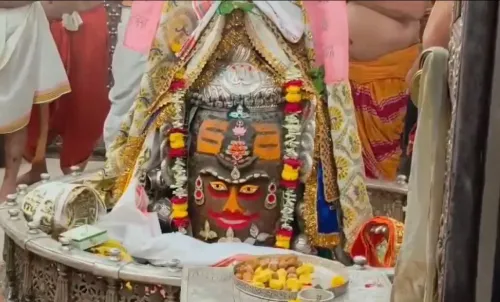 महाकालेश्वर मंदिर में भस्म आरती: रजत मुकुट और रुद्राक्ष से सजे बाबा महाकाल, उमड़े श्रद्धालु