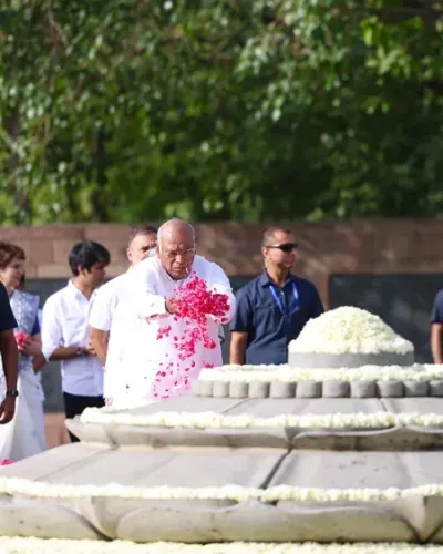 राजीव गांधी पुण्यतिथि: खड़गे ने एक्स पर साझा किया 'युवा राष्ट्र' वाला ऐतिहासिक संदेश, वीर भूमि पर उमड़े कांग्रेस नेता