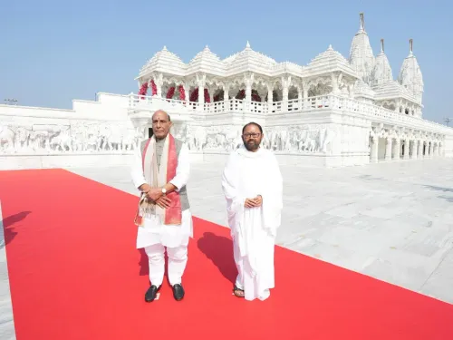 Rajnath Singh greets Gurudevshri Rakeshji on 60th birth anniversary
