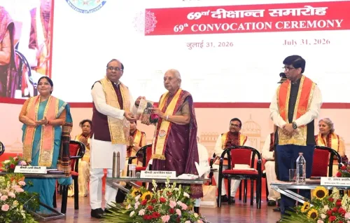 लखनऊ विश्वविद्यालय दीक्षोत्सव: राज्यपाल आनंदीबेन पटेल ने छात्रों के पिछड़ने पर माँगा शोध, समाज-सुधार की भी दी चुनौती