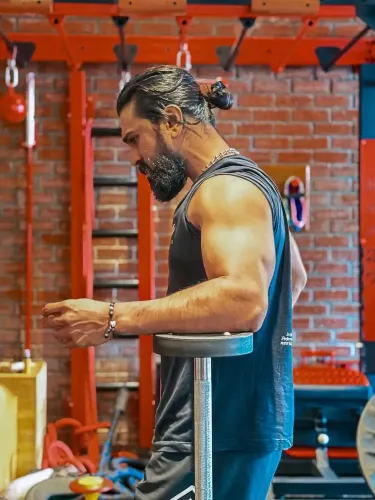 क्या राम चरण ने 'पेड्डी' के लिए कसी कमर, सोशल मीडिया पर दिखाई झलक?